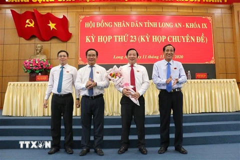 Ông Nguyễn Văn Út (người cầm hoa) được bầu giữ chức vụ Chủ tịch UBND tỉnh Long An, nhiệm kỳ 2016-2021. (Ảnh: Thanh Bình/TTXVN)