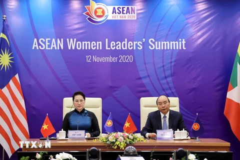 Thủ tướng Nguyễn Xuân Phúc và Chủ tịch Quốc hội Nguyễn Thị Kim Ngân dự Hội nghị Thượng đỉnh Lãnh đạo nữ ASEAN. (Ảnh: Thống Nhất/TTXVN)