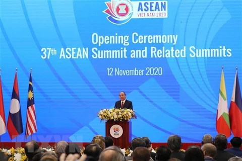 Thủ tướng Nguyễn Xuân Phúc phát biểu khai mạc Hội nghị Cấp cao ASEAN lần thứ 37. (Ảnh: Lâm Khánh/TTXVN)