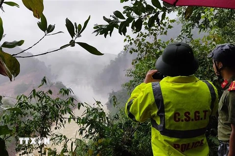 Lực lượng công an giám sát Thủy điện Thượng Nhật mở 5 cửa van để ứng phó với bão số 13. (Ảnh: TTXVN phát)