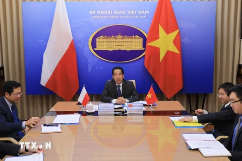 Thứ trưởng Bộ Ngoại giao Tô Anh Dũng đồng chủ trì Tham vấn chính trị cấp Thứ trưởng Ngoại giao giữa Việt Nam và Ba Lan. (Ảnh: Lâm Khánh/TTXVN)