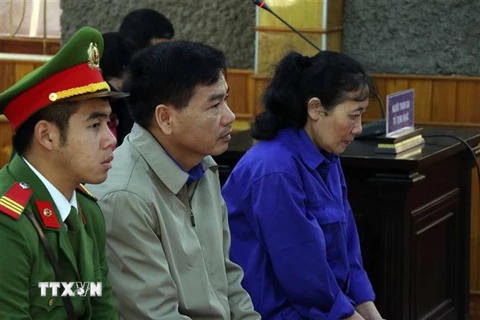 Bị cáo Trần Xuân Yến (phải), nguyên Phó Giám đốc Sở Giáo dục và Đào tạo tỉnh Sơn La, tại phiên tòa. (Ảnh: Hữu Quyết/TTXVN)