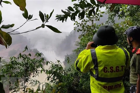 Lực lượng công an giám sát Thủy điện Thượng Nhật mở 5 cửa van để ứng phó với bão số 13. (Ảnh: TTXVN phát)