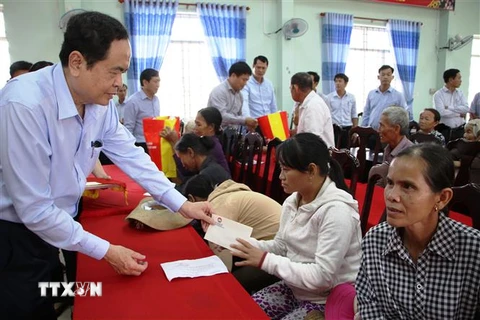 Chủ tịch Ủy ban Trung ương Mặt trận Tổ quốc Việt Nam Trần Thanh Mẫn trao quà cho 20 hộ dân là gia đình chính sách, gia đình nghèo có hoàn cảnh đặc biệt khó khăn tại xã Bình Phước, huyện Bình Sơn. (Ảnh: Đinh Hương/TTXVN)