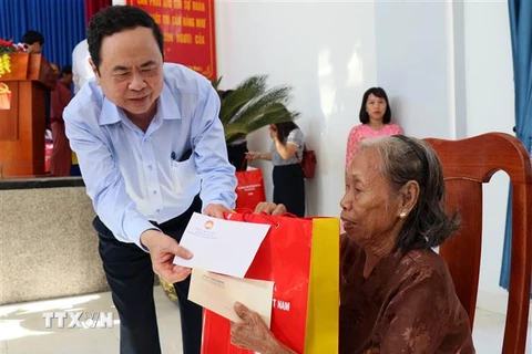 Ông Trần Thanh Mân, Chủ tịch Ủy ban Trung ương MTTQ Việt Nam thăm hỏi và hỗ trợ khắc phục bão lũ người dân Quảng Nam. (Ảnh: Trần Tĩnh/TTXVN)