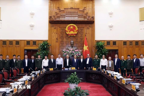 Thủ tướng Nguyễn Xuân Phúc, Trưởng Ban chỉ đạo và các thành viên Ban Chỉ đạo An toàn, An ninh mạng Quốc gia ra mắt tại phiên họp thứ nhất. (Ảnh: Thống Nhất/TTXVN)