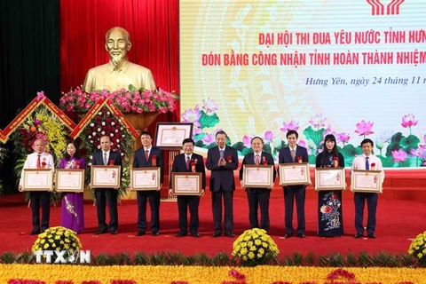 Thừa ủy quyền Chủ tịch nước, Bộ trưởng Bộ Công an, Đại tướng Tô Lâm trao Huân chương Lao động cho các tập thể, cá nhân xuất sắc. (Ảnh: Đinh Tuấn/TTXVN)