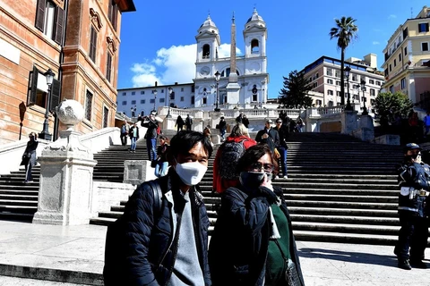 Người dân và du khách đeo khẩu trang phòng lây nhiễm COVID-19 tại Venice, Italy. (Ảnh: AFP/TTXVN)