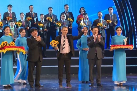 Đại diện Qui Phúc nhận vinh danh Thương hiệu Quốc gia Việt Nam năm 2020. (Nguồn: Vietnam+)