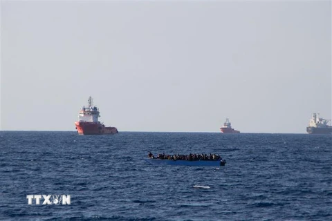 Lực lượng NGO Sea-Eye của Đức giải cứu người di cư bị đắm thuyền ở ngoài khơi bờ biển Libya. (Ảnh: AFP/TTXVN)