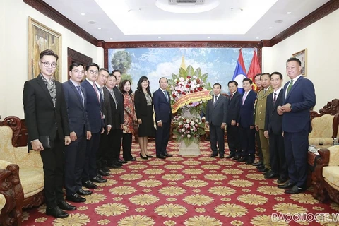 Thứ trưởng Ngoại giao Nguyễn Quốc Dũng và đoàn Bộ Ngoại giao tặng hoa chúc mừng Quốc khánh CHDCND Lào. (Nguồn: Baoquocte.vn)
