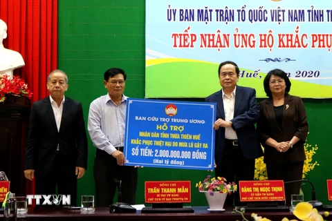 Phó Chủ tịch nước Đặng Thị Ngọc Thịnh chứng kiến Ủy ban Trung ương Mặt trận Tổ quốc Việt Nam trao số tiền 2 tỷ đồng hỗ trợ nhân dân vùng lũ. (Ảnh: Tường Vi/TTXVN)
