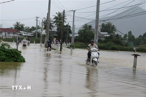 Mưa lớn gây ngập lụt ở Khánh Hòa. (Ảnh: Phan Sáu/TTXVN)