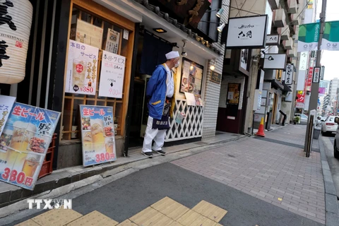 Cảnh vắng vẻ trên một con phố thương mại do ảnh hưởng của dịch COVID-19 tại Tokyo, Nhật Bản hồi tháng 4/2020. (Ảnh: AFP/TTXVN)