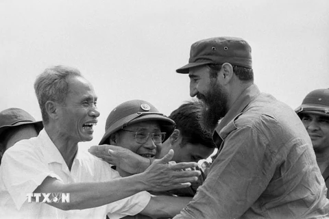 Thủ tướng Cuba Fidel Castro cùng Thủ tướng Phạm Văn Đồng trong cuộc míttinh của nhân dân Quảng Trị chào mừng Đoàn đến thăm vùng Giải phóng miền Nam Việt Nam, ngày 15/9/1973. (Ảnh: TTXVN)