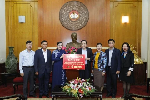 Chủ tịch Ủy ban Trung ương MTTQ Việt Nam Trần Thanh Mẫn tiếp nhận ủng hộ 10 tỷ đồng từ Đảng bộ, chính quyền và nhân dân các dân tộc tỉnh Thái Nguyên. (Nguồn: Daidoanket.vn)