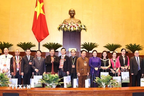 Chủ tịch Quốc hội Nguyễn Thị Kim Ngân tặng quà các đại biểu dân tộc thiểu số tại buổi gặp mặt. (Ảnh: Trọng Đức/TTXVN)