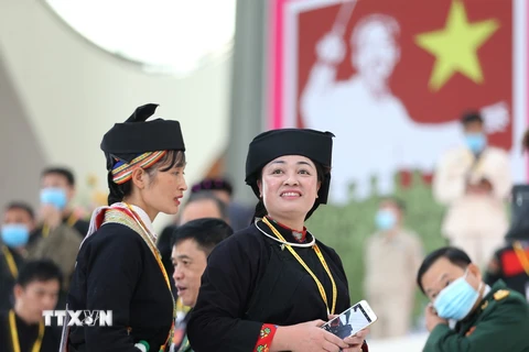 Đại biểu các dân tộc thiểu số Việt Nam dự Đại hội trong trang phục truyền thống đặc sắc. (Ảnh: Dương Giang/TTXVN)