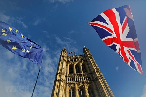 Cờ Anh (phải) và cờ EU tại London, Anh. (Ảnh: AFP/TTXVN)