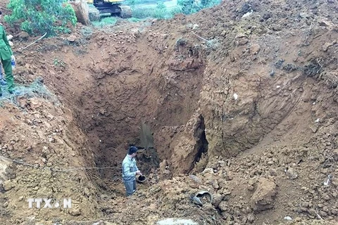 Lực lượng chức năng phát hiện hệ thống ống xả thải ngầm trong lòng đất tại Công ty cổ phần phế biến nông sản BHL Sơn La. (Ảnh: TTXVN phát)