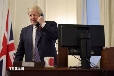  Thủ tướng Anh Boris Johnson trong cuộc điện đàm với Chủ tịch Ủy ban châu Âu Ursula von der Leyen, thảo luận khả năng họp thượng đỉnh về thỏa thuận hậu Brexit. (Ảnh: Mirror/TTXVN)