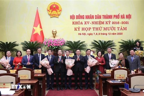 Lãnh đạo Thành ủy, HĐND, UBND thành phố Hà Nội tặng hoa chúc mừng 5 tân Phó Chủ tịch UBND thành phố nhiệm kỳ 2016-2021. (Ảnh: TTXVN)