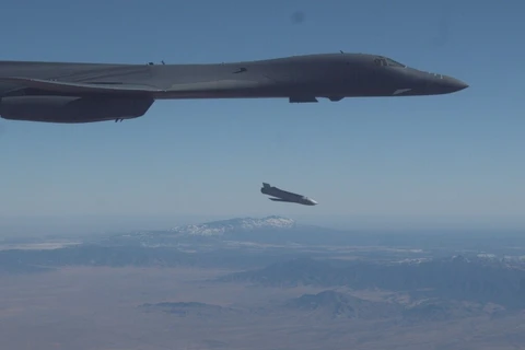 B-1B phóng tên lửa không đối đất liên hợp AGM-158. (Nguồn: Không quân Mỹ)