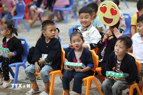 Quỹ Bảo trợ Trẻ em Việt Nam và Vinamilk tổ chức chương trình trao tặng sữa từ chương trình Quỹ sữa Vươn cao Việt Nam cho trẻ em có hoàn cảnh khó khăn tỉnh Yên Bái. (Nguồn: TTXVN)