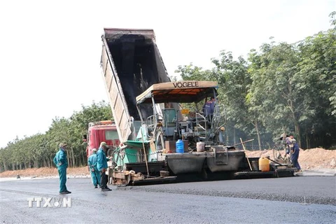 Thảm nhựa tuyến đường ưu tiên trong Khu tái định cư Lộc An-Bình Sơn. (Ảnh: Công Phong/TTXVN)
