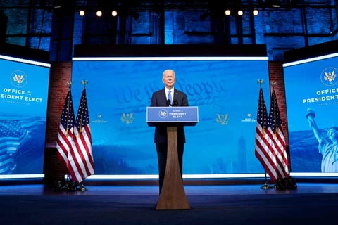 Ông Joe Biden (trái) và bà Kamala Harris tại Đại hội toàn quốc đảng Dân chủ ở Wilmington, Delaware, Mỹ. (Ảnh: AFP/ TTXVN)