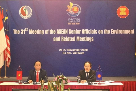 Thứ trưởng Bộ Tài nguyên và Môi trường Võ Tuấn Nhân (trái) phát biểu tại Hội nghị Quan chức cao cấp ASEAN về môi trường lần thứ 31. (Nguồn: Bộ Tài nguyên và Môi trường)