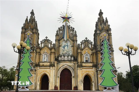 Nhà thờ giáo xứ Phạm Pháo, xã Hải Minh (Hải Hậu, Nam Định) trang trí đón Giáng sinh. (Ảnh: Nguyễn Lành/TTXVN)