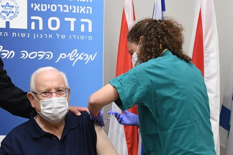 Tổng thống Israel Reuven Rivlin được tiêm chủng vắcxin phòng COVID-19. (Nguồn: Twitter)
