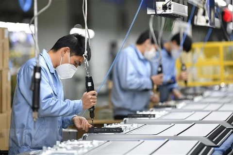Công nhân sản xuất tại một phân xưởng của Skyworth ở Quảng Châu, thủ phủ tỉnh Quảng Đông, Trung Quốc ngày 10/2/2020. (Nguồn: THX/TTXVN)