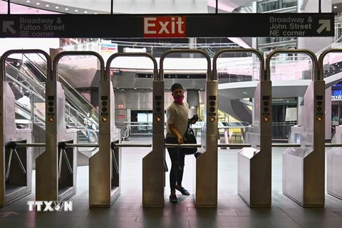Hành khách tại ga tàu điện ngầm ở Manhattan, New York, Mỹ. (Ảnh: AFP/TTXVN)