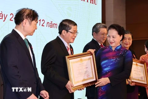 Chủ tịch Quốc hội Nguyễn Thị Kim Ngân trao Huân chương Lao động cho các Ủy viên Ủy ban Thường vụ Quốc hội. (Ảnh: Trọng Đức/TTXVN)