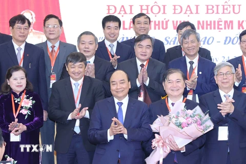 Thủ tướng Nguyễn Xuân Phúc chúc mừng Ban Chấp hành Liên hiệp các Hội Khoa học và Kỹ thuật Việt Nam khóa VIII. (Ảnh: Thống Nhất/TTXVN)