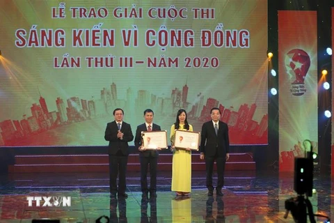 Bộ trưởng Bộ Khoa học và Công nghệ Huỳnh Thành Đạt và Chủ tịch Ủy ban Nhân dân thành phố Hà Nội Chu Ngọc Anh trao giải nhất cho các tác giả. (Ảnh: Anh Tuấn/TTXVN)