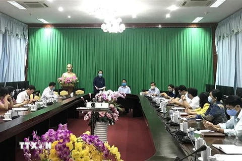 Quang cảnh cuộc họp khẩn của Ban Chỉ đạo phòng, chống dịch bệnh COVID-19 tỉnh Vĩnh Long. (Ảnh: Lê Thúy Hằng/TTXVN)