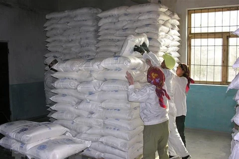 Lương thực viện trợ cho Triều Tiên thông qua Chương trình Lương thực Thế giới (WFP), tại Huichon, tỉnh Chagang, Triều Tiên. (Ảnh: AFP/TTXVN)
