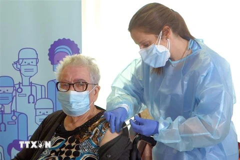 Một cụ bà được tiêm vắcxin ngừa COVID-19 tại L'Hospitalet de Llobregat, Tây Ban Nha ngày 27/12/2020. (Ảnh: AFP/TTXVN)
