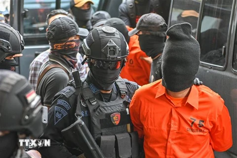 Cảnh sát bắt giữ những kẻ tình nghi khủng bố ở Jakarta, Indonesia, ngày 17/5/2019. (Ảnh: AFP/TTXVN)