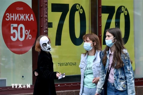 Người dân đeo khẩu trang nhằm ngăn dịch COVID-19 lây lan tại Kiev, Ukraine. (Ảnh: AFP/TTXVN)