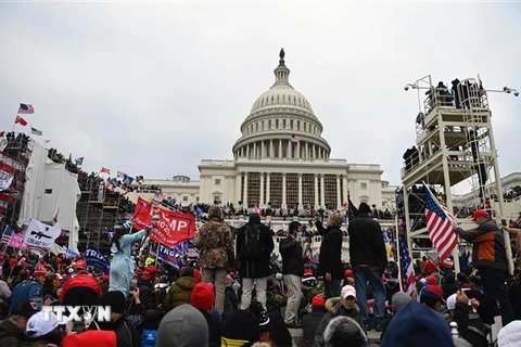 Người biểu tình tập trung bên ngoài tòa nhà Quốc hội Mỹ ở Washington D.C ngày 6/1/2021. (Ảnh: AFP/TTXVN)