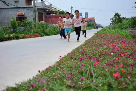 Trẻ em vui chơi trên con đường làng nông thôn mới. (Ảnh minh họa: Công Luật/TTXVN)