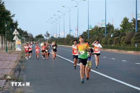 Các vận động viên chạy trên đường Võ Nguyên Giáp. (Ảnh: Nguyễn Thanh/TTXVN)