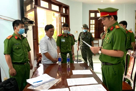 Cơ quan cảnh sát điều tra Công an tỉnh Bình Dương thực hiện việc bắt tạm giam Nguyễn Văn Quý. (Nguồn: Dân Trí)
