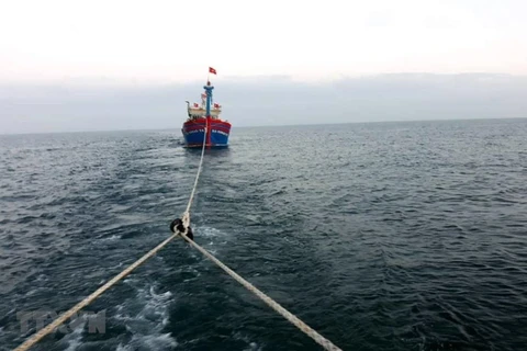 Lai dắt tàu cá gặp sự cố trên biển. (Ảnh minh họa: TTXVN phát)