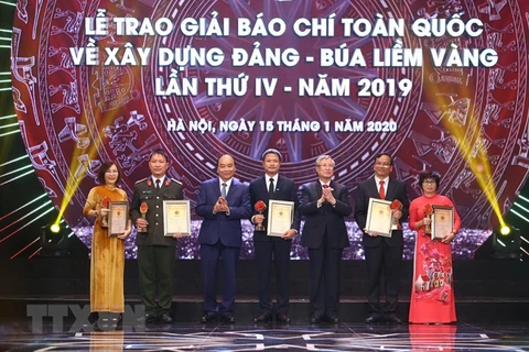 Thủ tướng Nguyễn Xuân Phúc và ông Trần Quốc Vượng, Ủy viên Bộ Chính trị, Thường trực Ban Bí thư trao giải A cho tác giả và nhóm tác giả đoạt giải Búa liềm vàng lần thứ IV-năm 2019. (Ảnh: Minh Quyết/TTXVN)