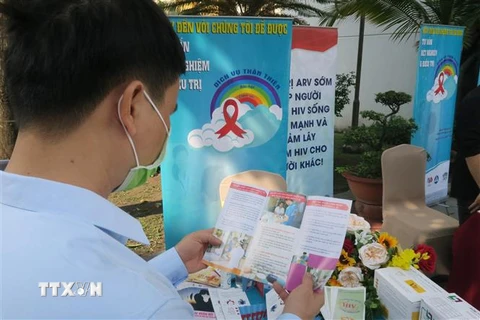 Đại biểu tìm hiểu, tham quan triển lãm hoạt động phòng, chống HIV/AIDS bên lề Hội nghị. (Ảnh: Đinh Hằng/TTXVN)
